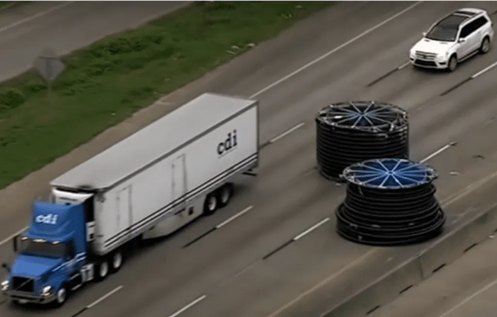 Imagem de um vídeo da ABC13 Houston (as duas peças caídas são carretéis).