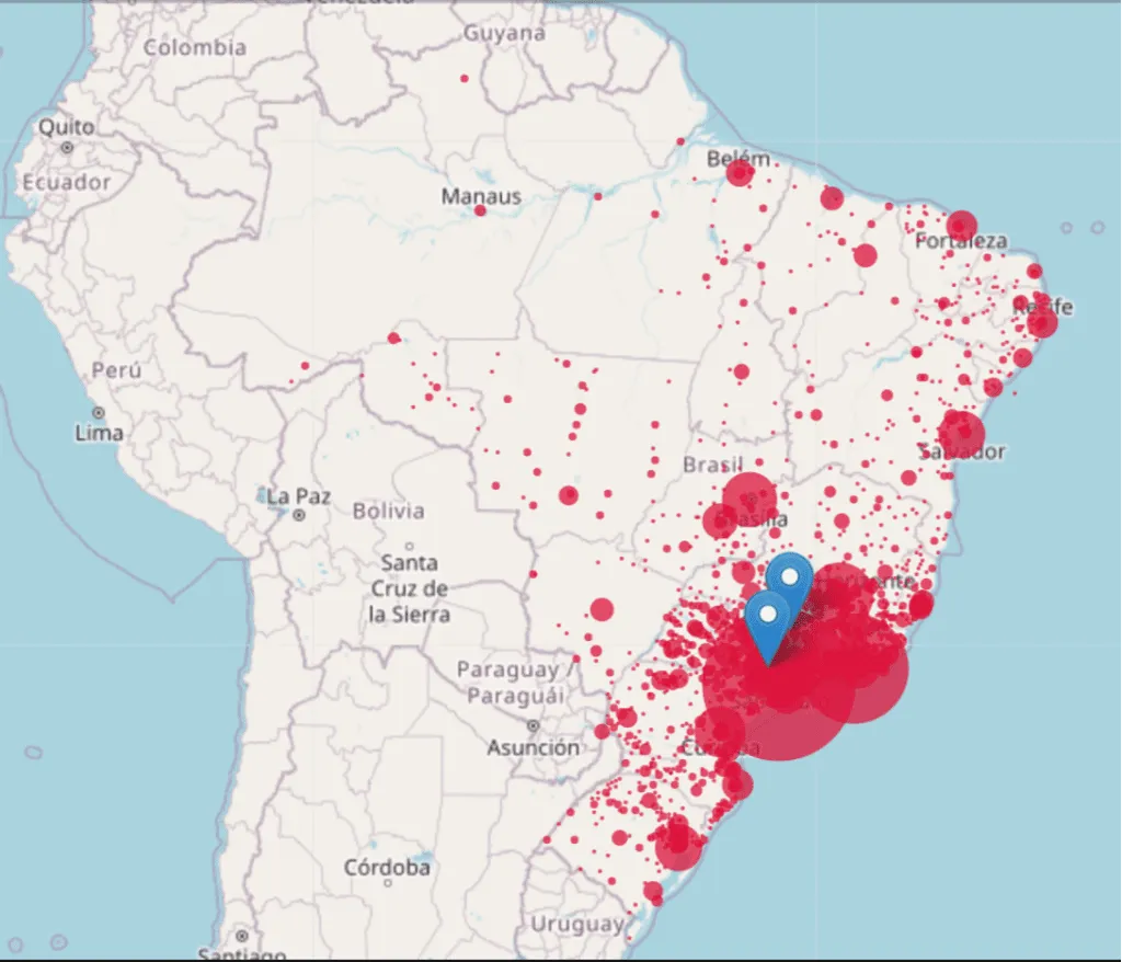 Mapa do Brasil com círculos vermelhos de tamanhos variados e dois marcadores azuis no Sudeste