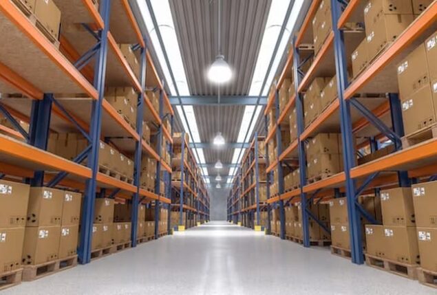 imagem de um corredor com pratelereiras cheias de caixas, mostrando o funcionamento de um centro logístico.