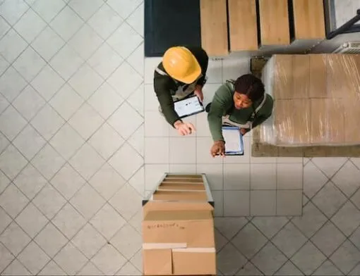 warehouse: funcionários do armazem a inspencionar