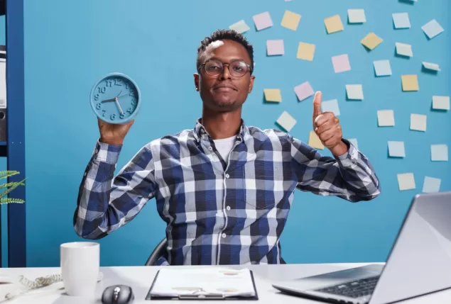 Ilustração sobre a aplicação de estudos de tempos e métodos para aumentar a produtividade.