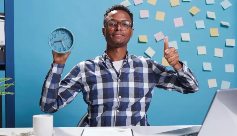 Ilustração sobre a aplicação de estudos de tempos e métodos para aumentar a produtividade.